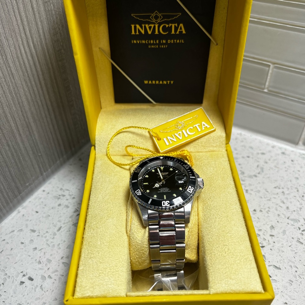 ***Invicta Diver w/ original box and warranty